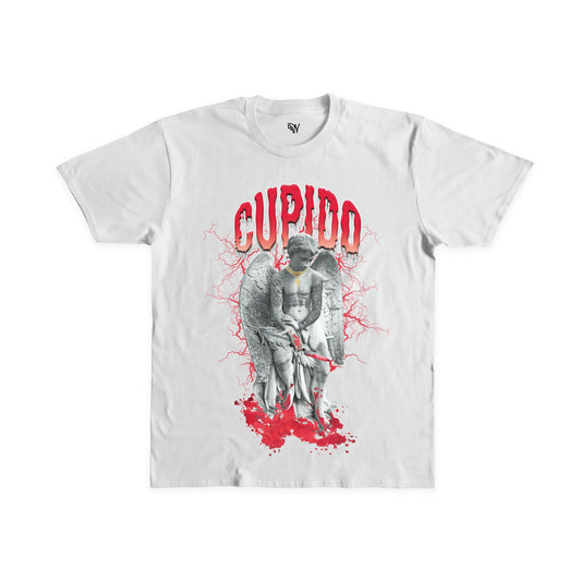 Maglietta bianca con stampa grande sul davanti di una statua che impugna un coltello sporco di sangue e la scritta Cupido sopra in rosso