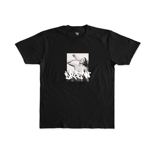 Maglietta nera con stampa frontale di una donna che si spruzza la panna nella bocca e scritta DREW in bianco sovrapposta