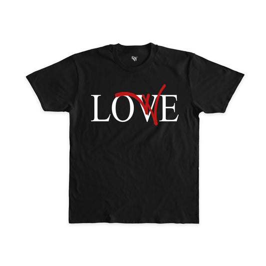Maglietta nera con scritta LOVE in bianco sul fronte e una W in rosso sovrapposta alla lettere V