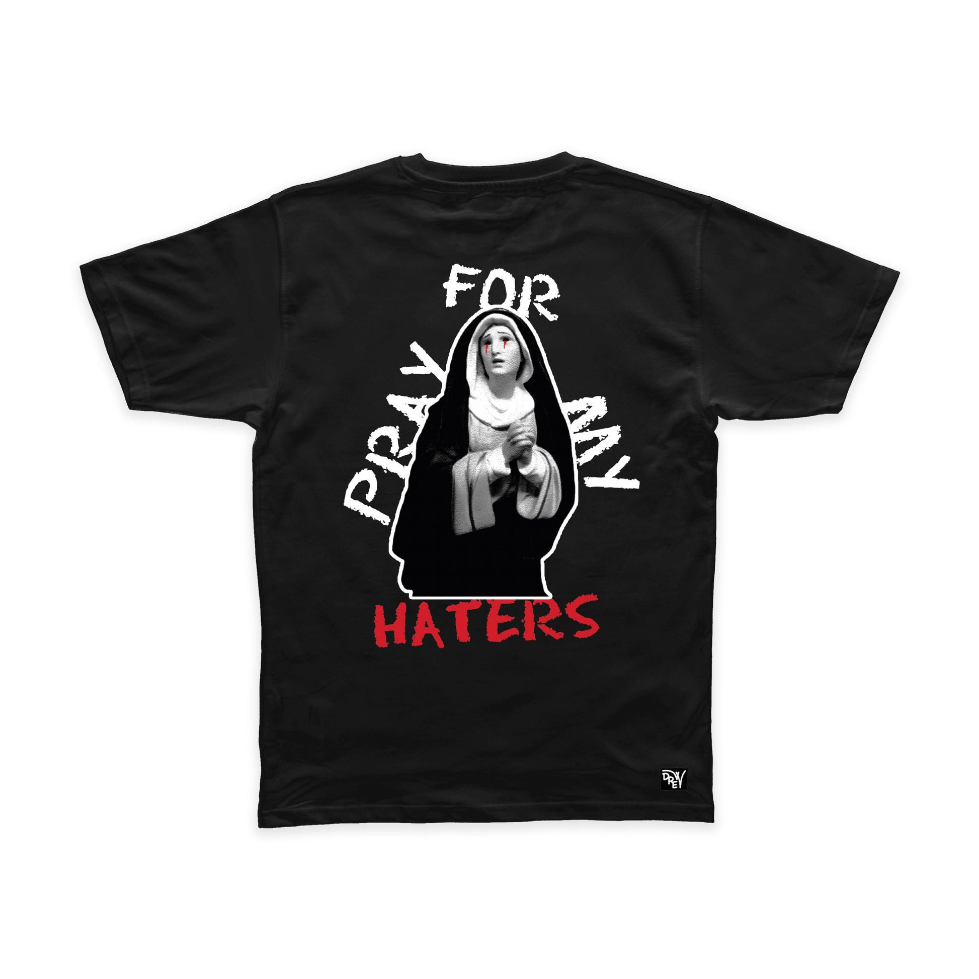 Maglietta nera con grafica grande stampata nel retro di una madonna che prega con scritto intorno Pray for my haters in bianco e rosso