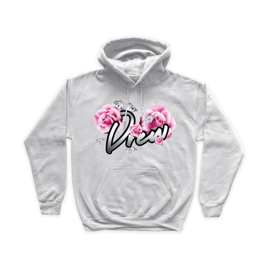 Felpa ash grey con stampa grande sul petto raffigurante la scritta Drew con intorno rose e diamanti