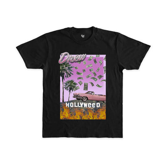 Maglietta nera con stampa digitale sul fronte raffiugurante la collina di Hollywood modificata in Hollyweed con delle fiamme sotto e delle banconote americane che cadono da un cielo color viola sfumato
