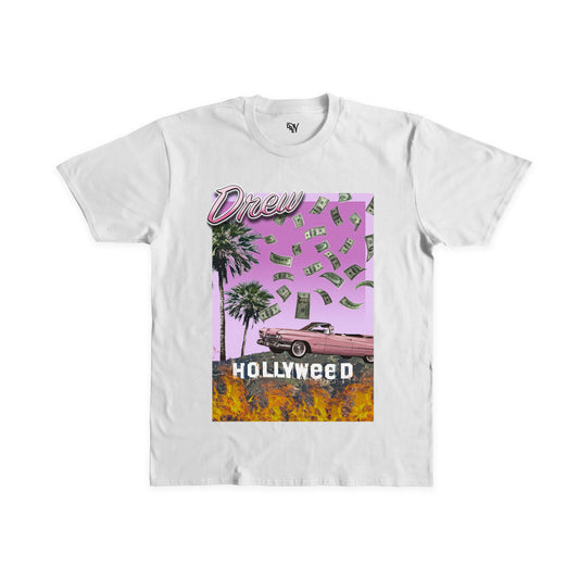 Maglietta bianca con stampa digitale sul fronte raffiugurante la collina di Hollywood modificata in Hollyweed con delle fiamme sotto e delle banconote americane che cadono da un cielo color viola sfumato