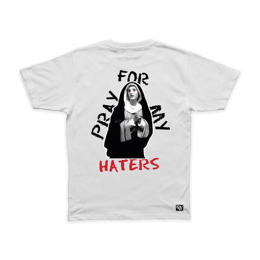 Maglietta bianca con grafica grande stampata nel retro di una madonna che prega con scritto intorno Pray for my haters in nero e rosso