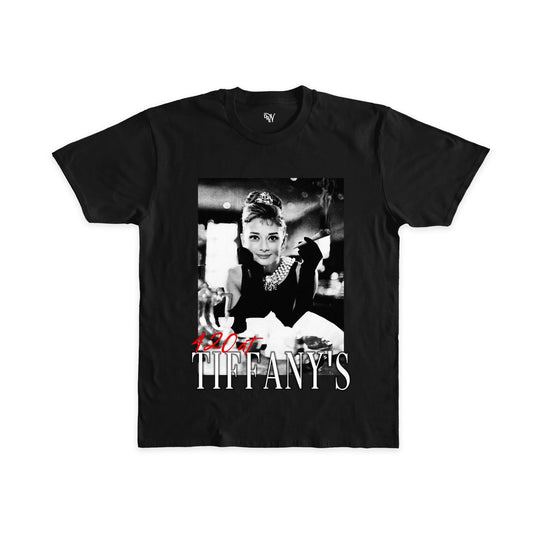 Maglietta nera con stampa digitale raffigurante Audrey Hepburn in Colazione da Tiffany's in bianco e nero e scritta rossa 