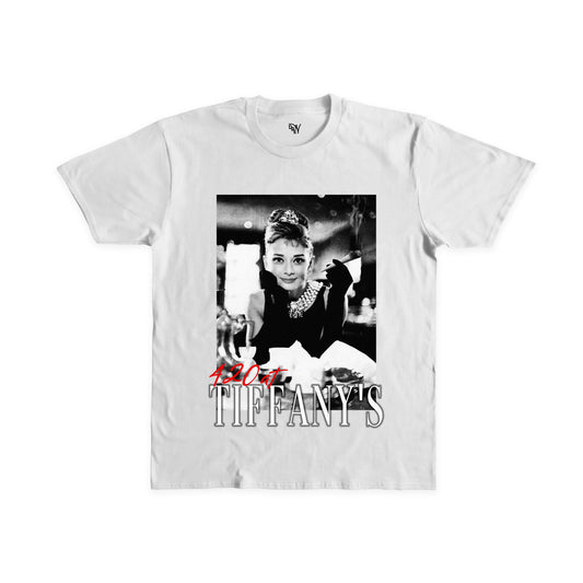 Maglietta bianca con stampa digitale raffigurante Audrey Hepburn in Colazione da Tiffany's in bianco e nero e scritta rossa